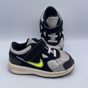 Toddler Boy Velcro Nike Sneakers. Size 8. Plenty of life left!